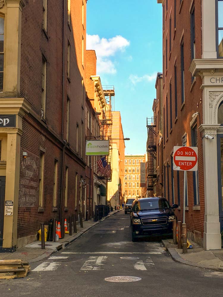 Apple Hostels of Philadelphia is located on a quiet side street in the historic center of the city. 